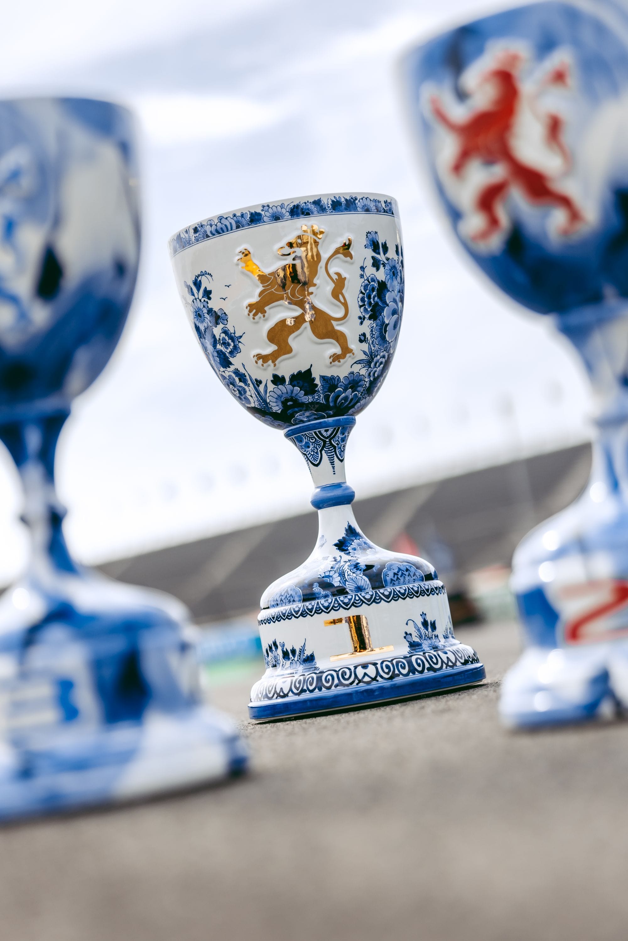 🇳🇱 Tradition trifft Speed – Formel 1 in Zandvoort: Die Pokale glänzen in Delfter Blau