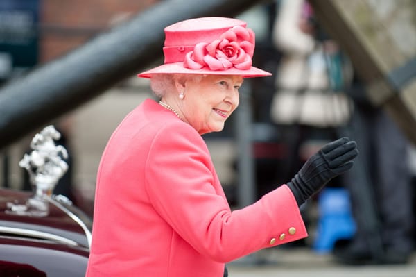 🇬🇧 Handschuhe, die Geschichte erzählen: Cornelia James zwischen Royals und Pop-Ikonen